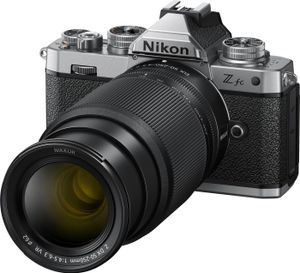 Nikon Z fc mit Objektiv Z DX  16-50mm VR und Z DX 50-250mm VR (VOA090K003) 